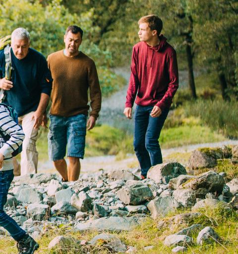 Koristekuva, mielenterveystalo.fi etusivulla, eri ikäisiä ihmisiä vaeltamassa yhdessä luonnossa. 
